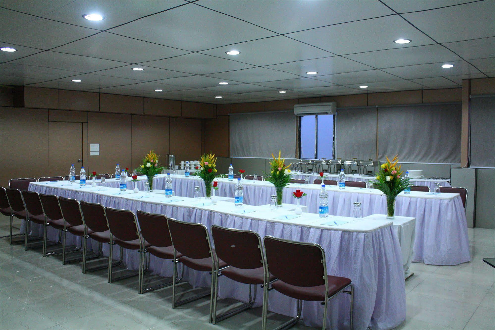 Hotel Crestwood Kolkata Eksteriør bilde